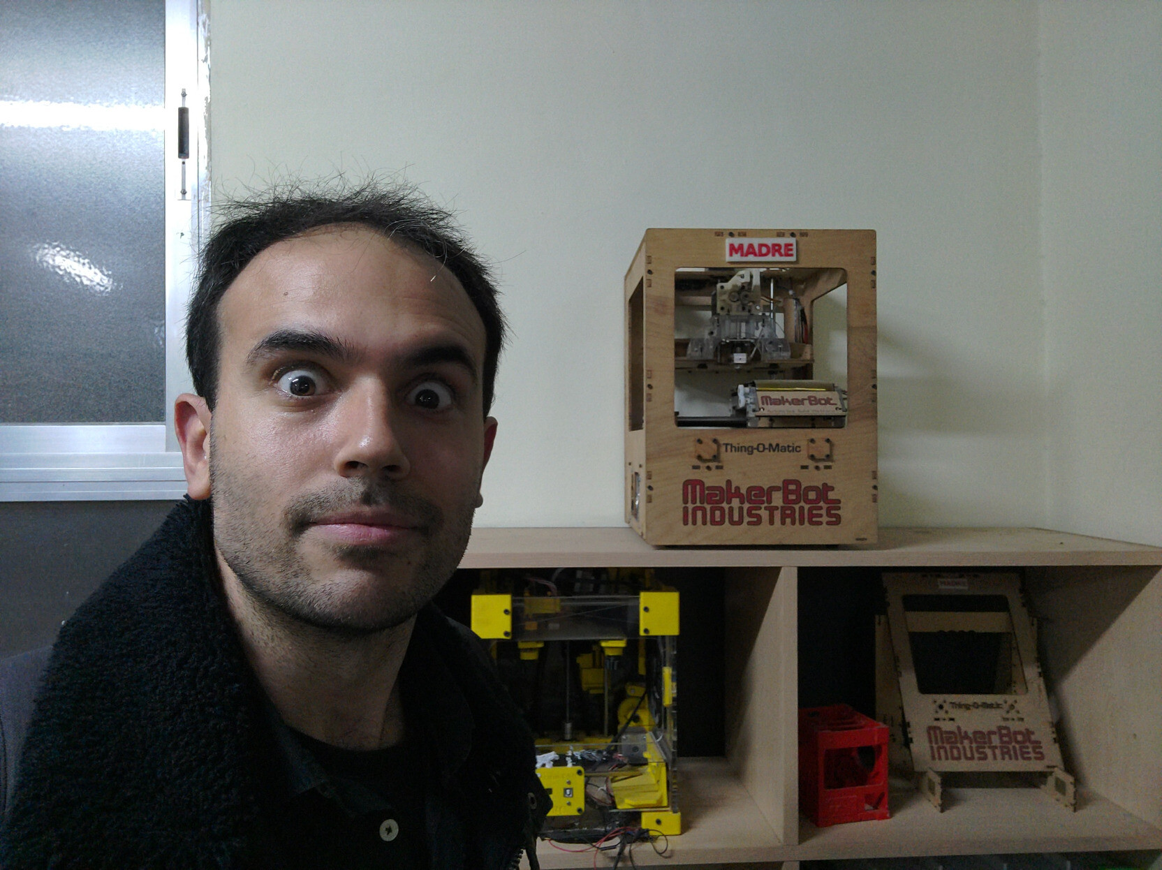 Selfie de Juan Luis con una impresora 3D de MakerBot Industries llamada "Madre"