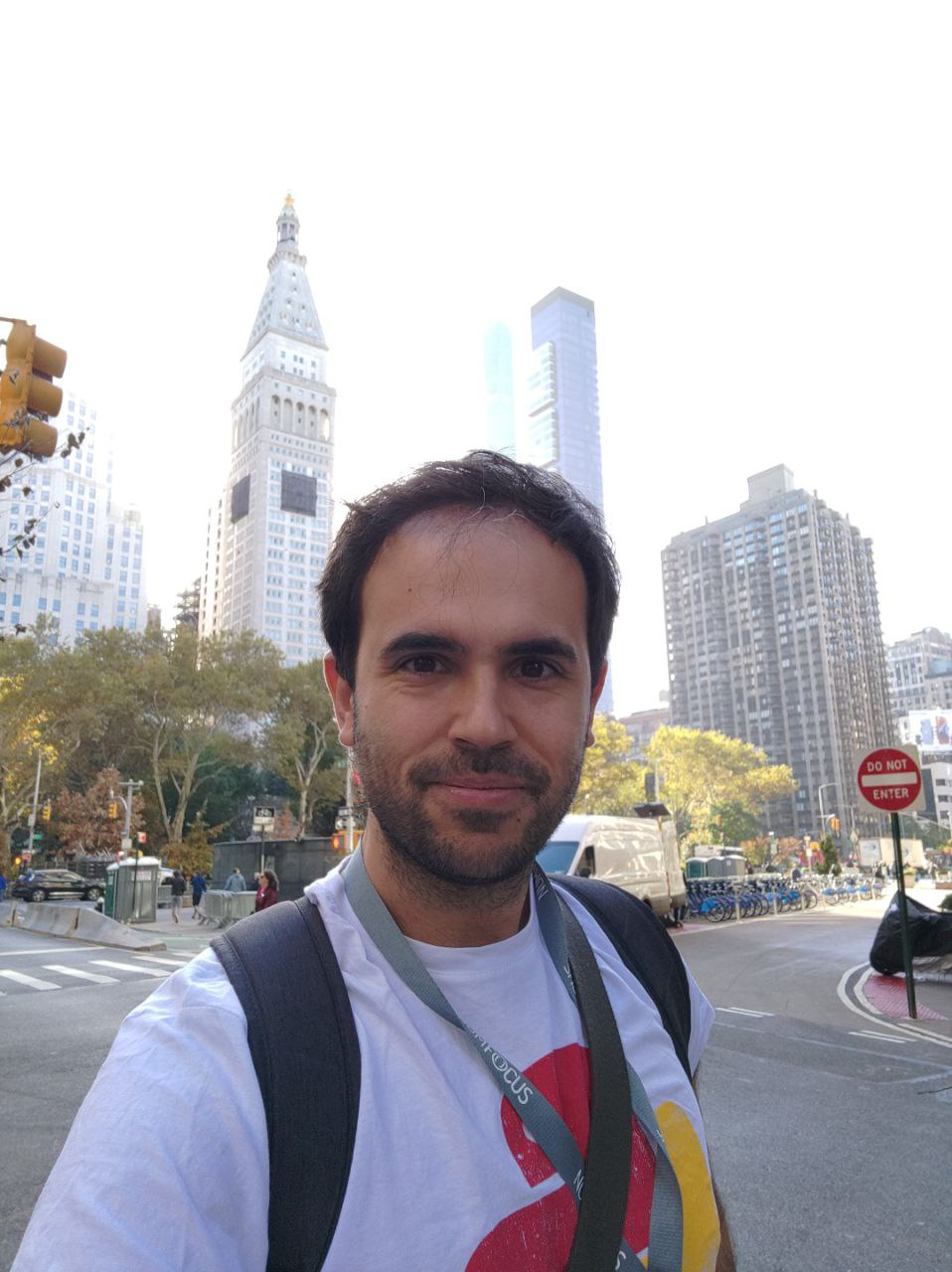 Selfie of Juan Luis in New York city with a white Python España t-shirt and a NumFOCUS lanyard