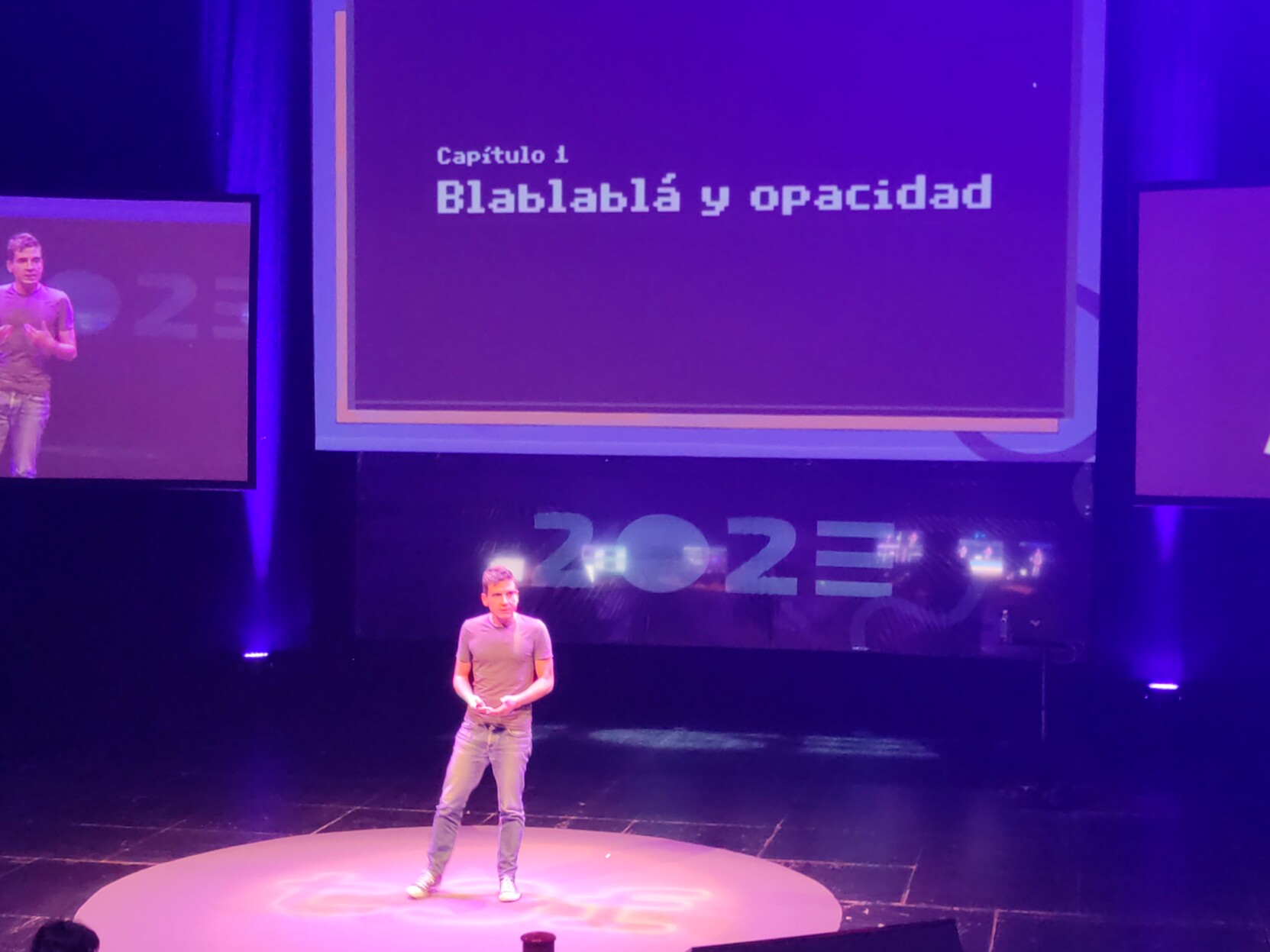 Foto de Jaime Gómez-Obregón empezando su charla en T3chFest 2023