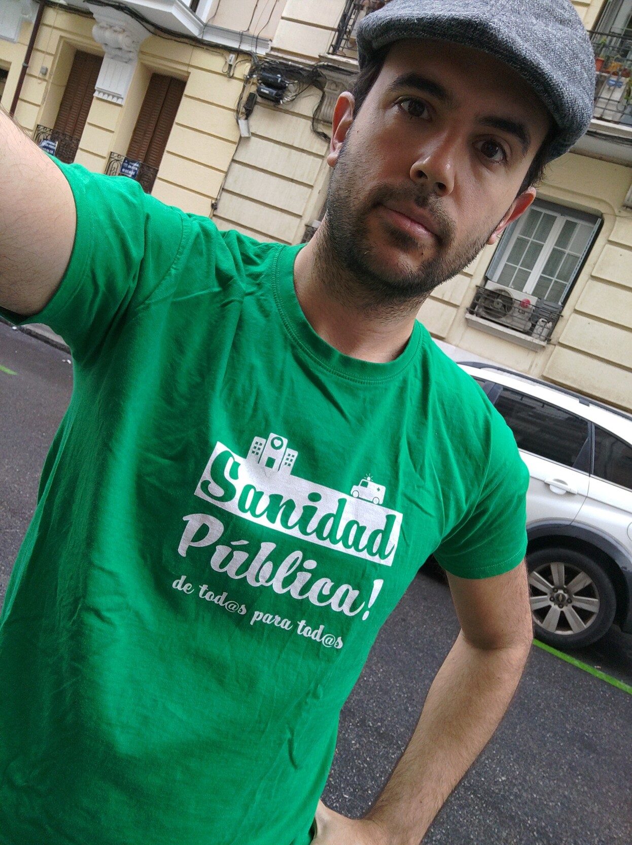 Selfie de Juan Luis con camiseta verde que dice "Sanidad Pública! de tod@s para tod@s"