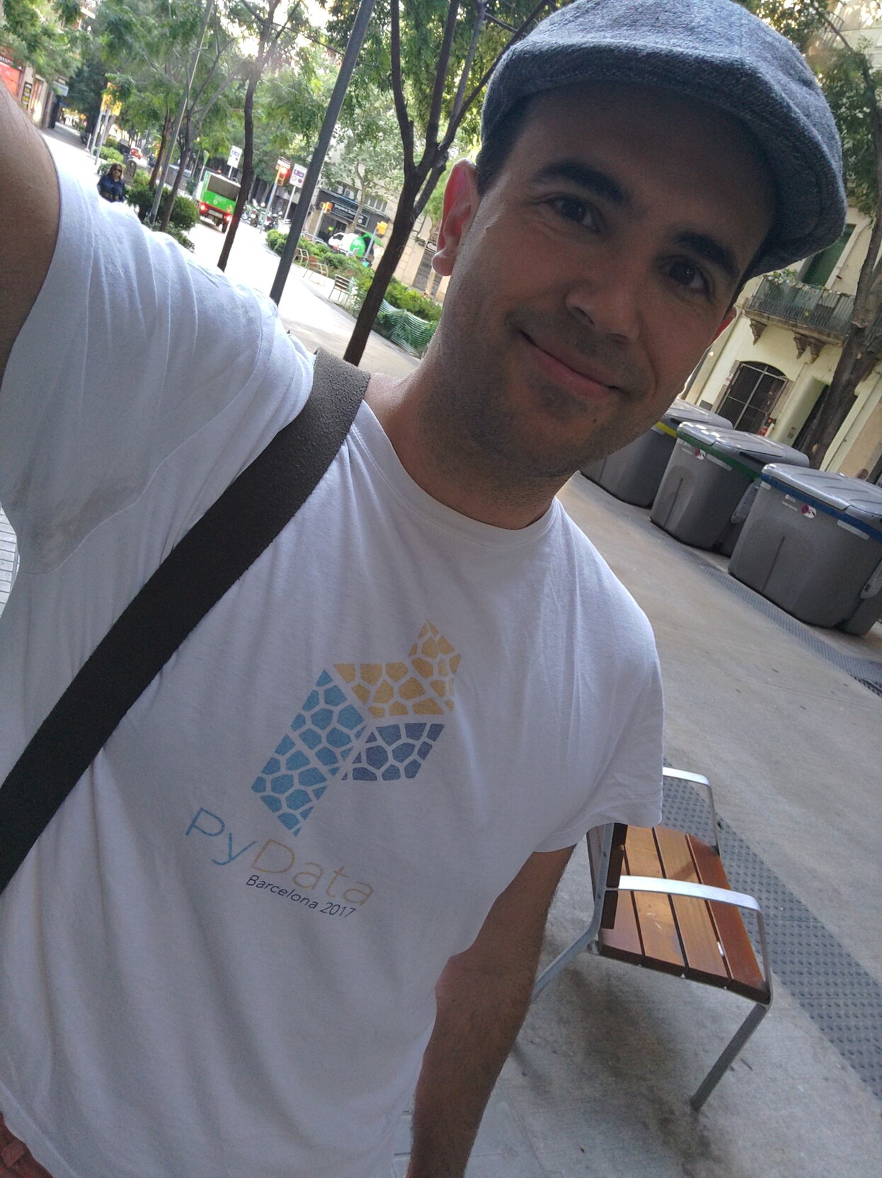 Selfie de Juanlu con camiseta blanca de PyData Barcelona 2017