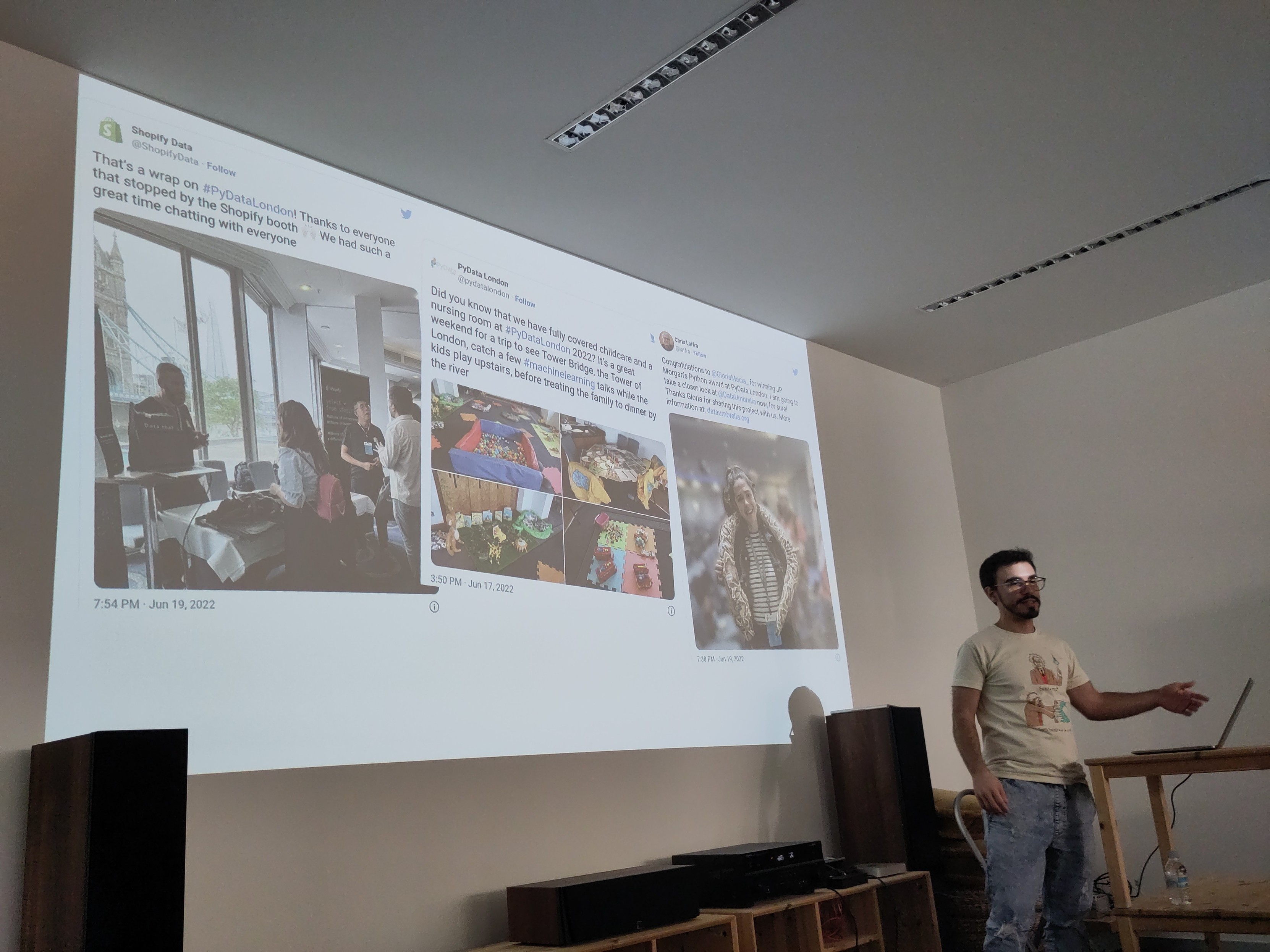 Foto de un hombre dando una charla junto a un atril
