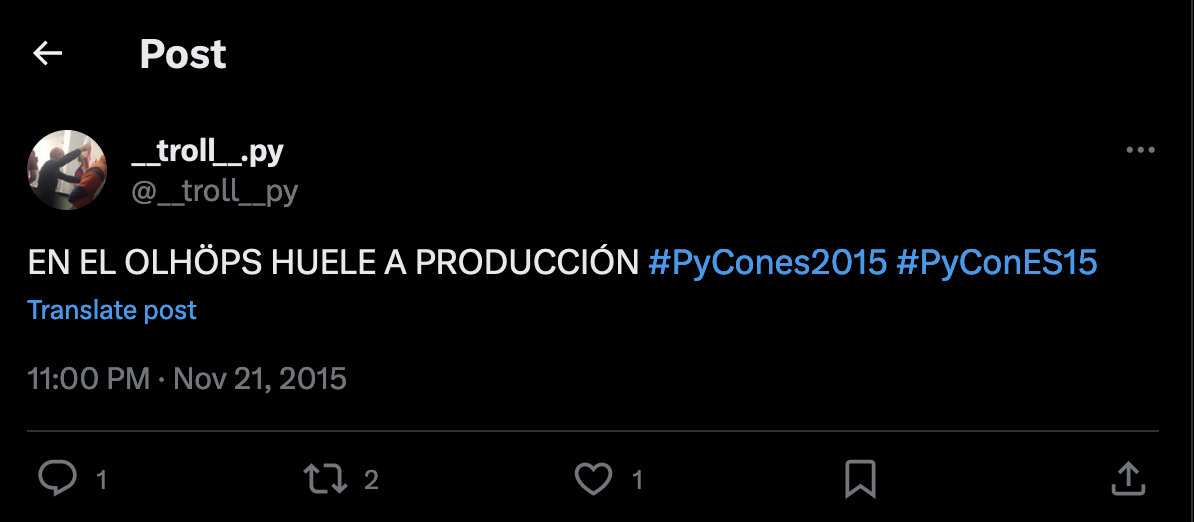 Imagen de un tuit antiguo que dice "EN EL OLHÖPS HUELE A PRODUCCIÓN #PyCones2015 #PyConES15"