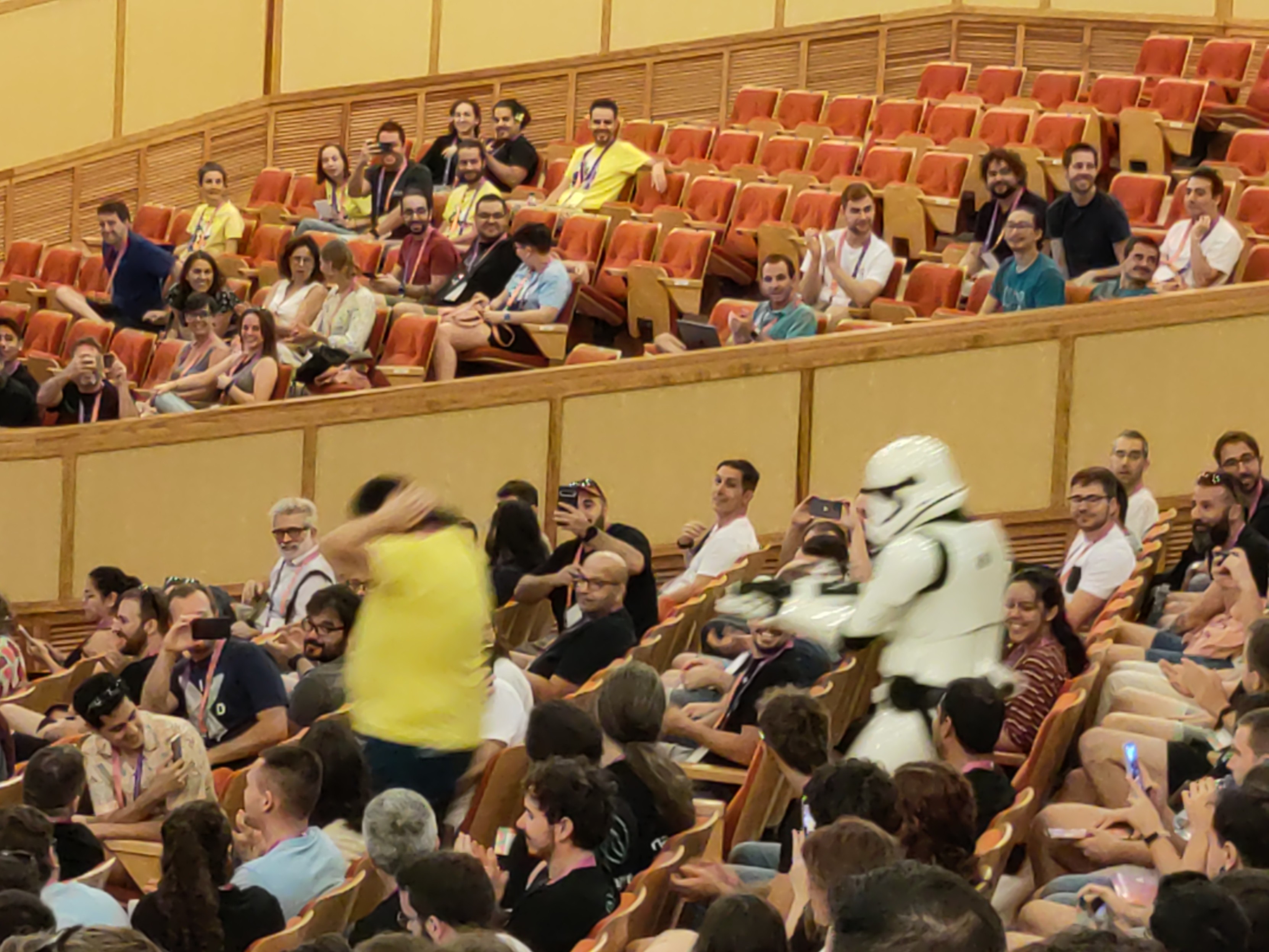 Foto de un guardia imperial detrás de una persona con una camiseta amarilla y las manos en la cabeza