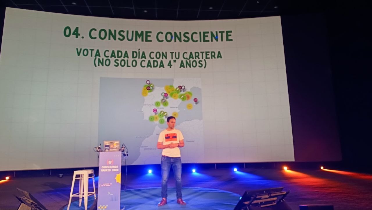 Foto de un señor dando una charla en una pantalla de cine
