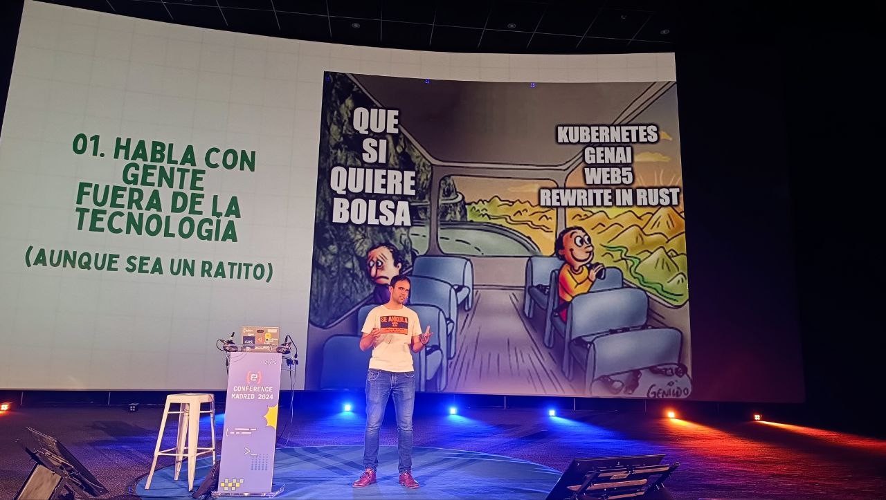 Foto de un señor dando una charla en una pantalla de cine