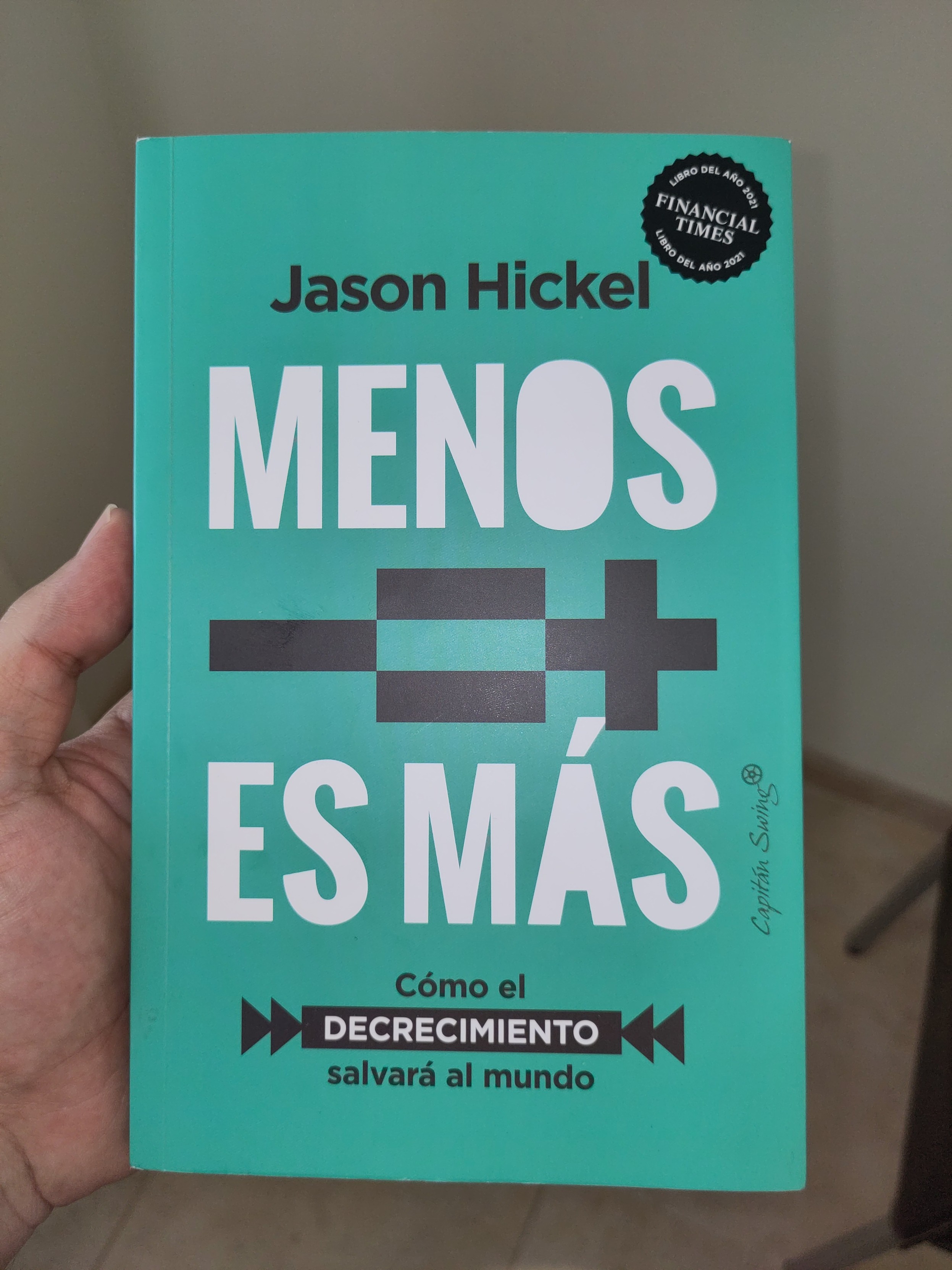 Foto del libro "Menos es Más" de Jason Hickel. Subtítulo "Cómo el decrecimiento salvará al mundo". Capital Swing. Color aguamarina 